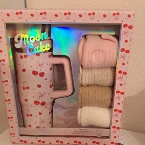 NWT Cherry Print 30 Oz Tumbler and 4 Pair Of Cozy Socks